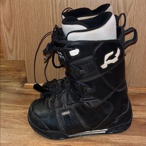 Ride Snowboards Orion Kids Size 7 black Snowboard Boots black bungee and lace up